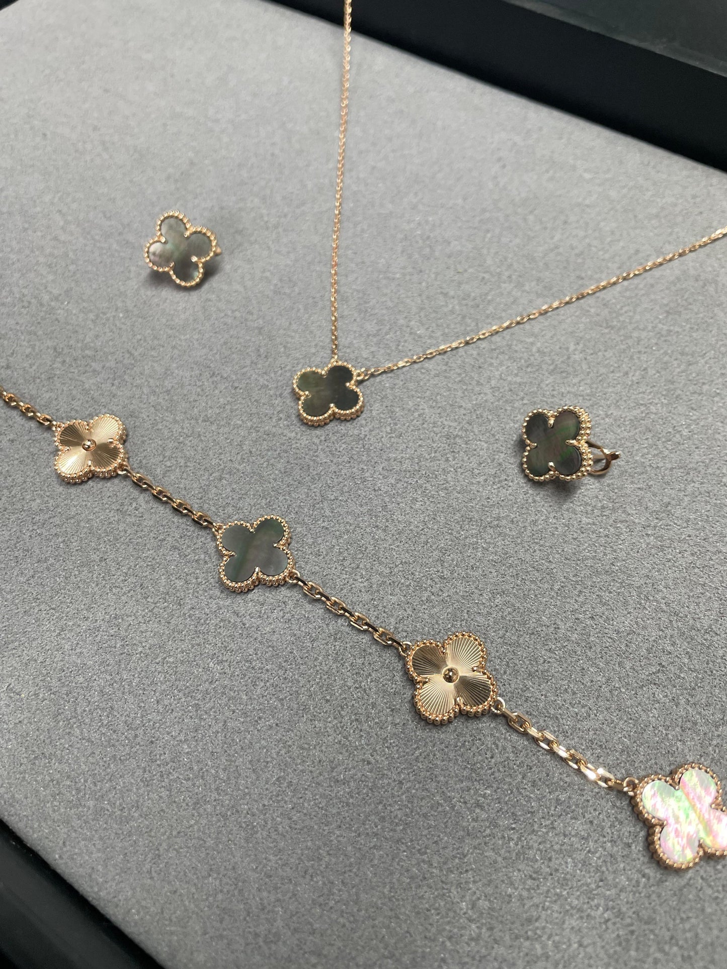 18kt Van Cleef & Arpels Medium Earrings